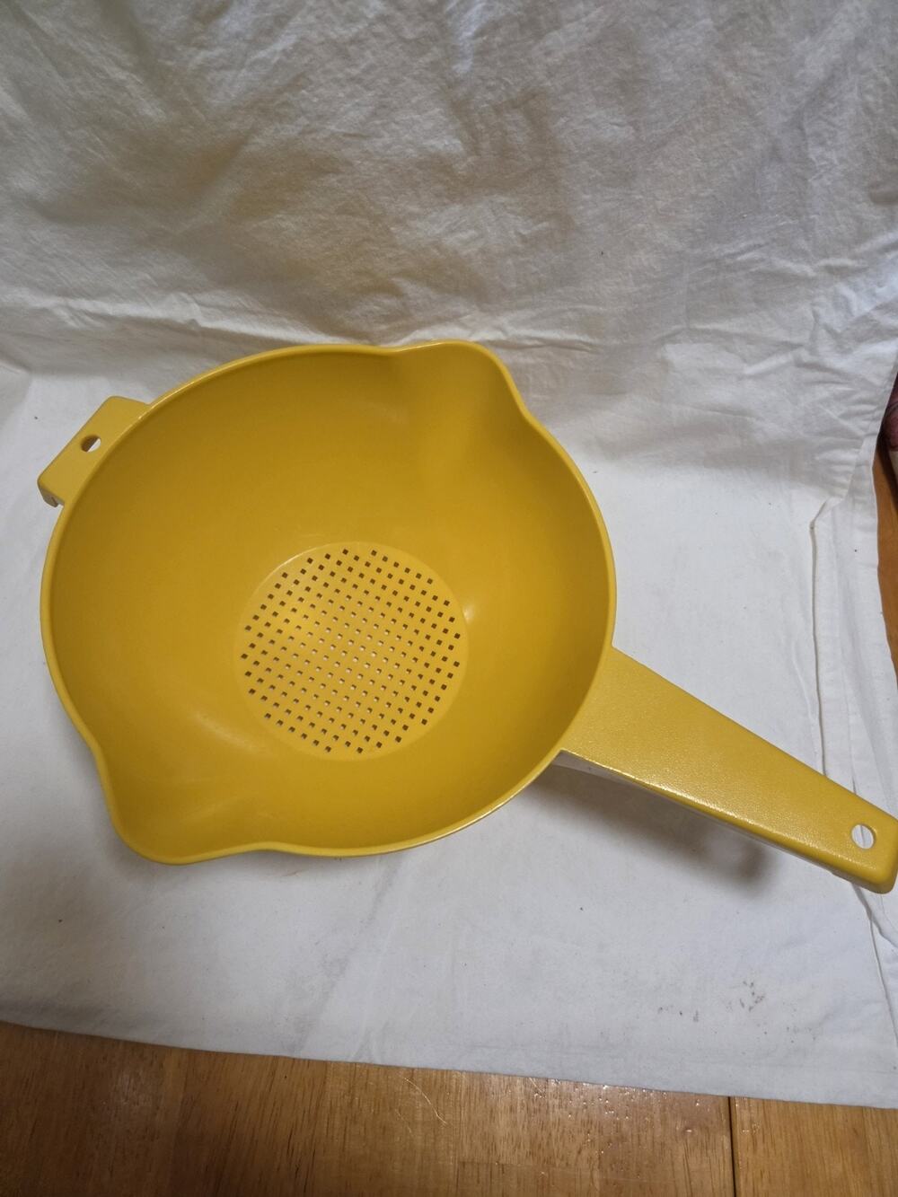 Vtg. TUPPERWARE #1523 Yellow 2 Qt Colander/ Strainer W/ Handle & Dbl. Side Pour.